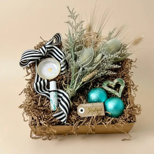 dried flower gift box with neutral bouquet